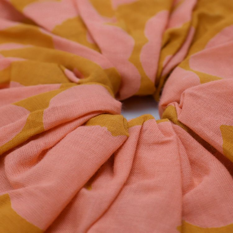 マリメッコ（marimekko） ウニッコ/Ruusunkukka Unikko シュシュ ピーチ/ベージュ